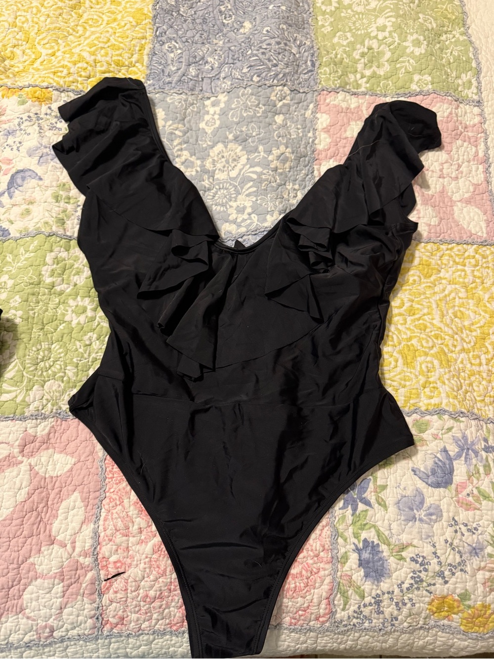 CUPSHE Women’s Black Ruffle One-Piece Swimsuit size large NWT